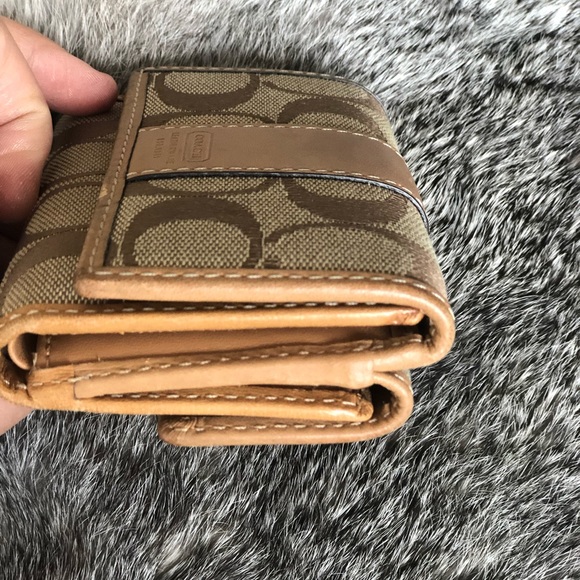 NWOT Classic Coach wallet (medium) - Picture 3 of 3